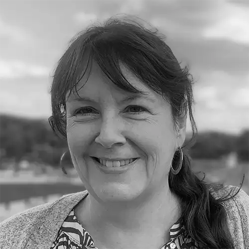 Portrait souriant de Délilah Martin, praticienne en constellations familiales et constellations pour les animaux.